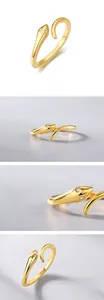 Détails d'une bague serpent dorée avec des yeux en zircon blanc et écailles fines