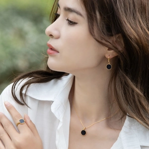 Elegante gouden geometrische sieradenset met blauwe zandsteen voor dames, ketting en oorbellen