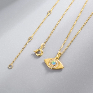 Collier Mauvais Œil doré avec opale centrale et cristaux sur une chaîne O raffinée
