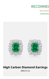 Détail des boucles d'oreilles avec pierre verte taille émeraude et halo étincelant