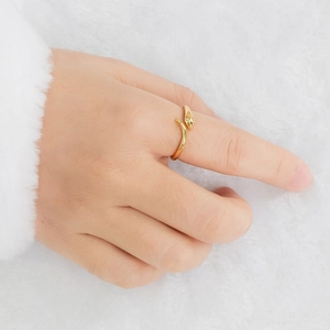 Bague serpent dorée minimaliste avec zircons cubiques sur fond en fausse fourrure