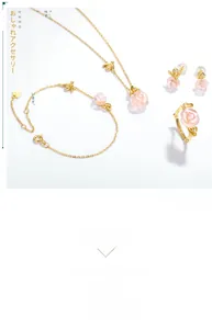 Detailansicht des Bienenschmuck-Sets mit rosa Blumen, Halskette, Ring und Ohrringen