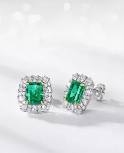 Vue détaillée du poinçon S925 sur les boucles d'oreilles dorées avec émeraude