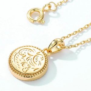 S925 sterling zilveren geometrische hanger ketting met goudkleurige krulpatroon details