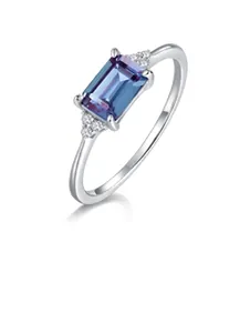Détail d'une bague en alexandrite à coupe rectangulaire en argent sterling 925 minimaliste