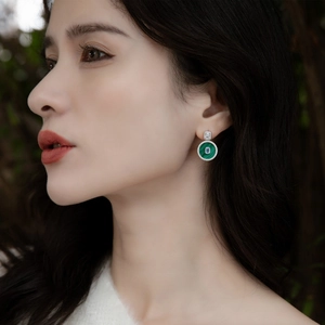 Elegante S925 Silber Malachit Ohrringe mit blauem Edelstein an Model vor Naturhintergrund