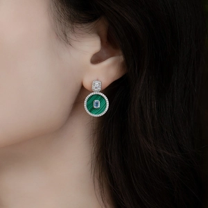 Detailansicht S925 Silberohrring mit grünem Malachit, blauem Stein und weißen Zirkonia