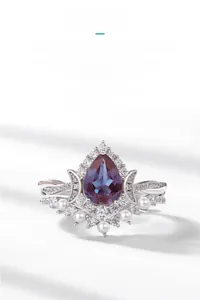 Dettaglio anello in alessandrite con perle d'acqua dolce e finitura argento s925