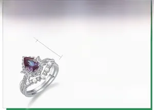 Dettagli dell'anello in argento S925 con alessandrite, perle e accenti di diamante