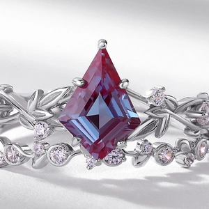 Macro detail of S925 silver ring featuring kite-cut alexandrite and vine leaf accents