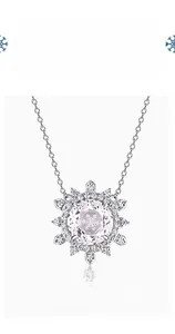 Détail du collier en argent S925 avec pendentif flocon de neige en cristal blanc