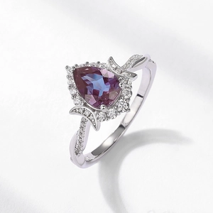 Macro dell'anello in argento S925 con alessandrite a goccia e pavé di diamanti