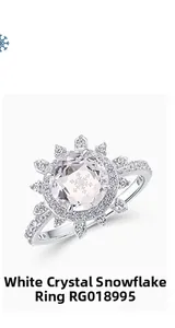 Détail macro de la bague flocon en argent S925 avec cristal blanc et pavé de diamants