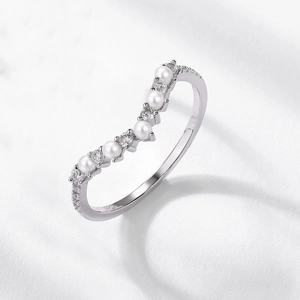 Dettaglio dell'anello a V in argento S925 con perle e zirconi cubici lucenti