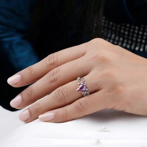 S925 sterling silver alexandrite ring with kite-cut gem and vine-shaped band on finger