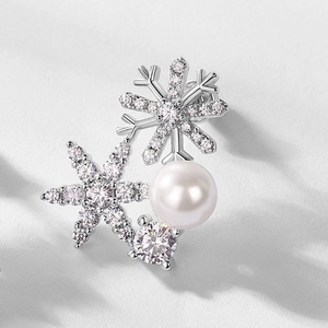 Boucles d'oreilles flocon de neige en argent S925 avec perle blanche et cristaux brillants