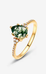 Detail eines birnenförmigen Moosachat-Rings mit Goldband und Pavé-Diamantbesatz