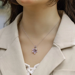 Élégant collier orchidée en argent S925 avec émail violet porté par un mannequin