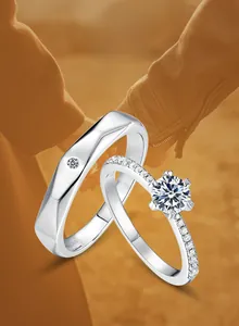 Vue macro des bagues de couple en argent S925 montrant la couronne et le poinçon S925