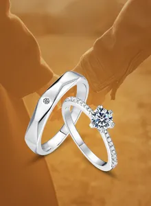 Dettaglio di anelli di coppia in argento S925 con incastonatura a sei griffe e S925