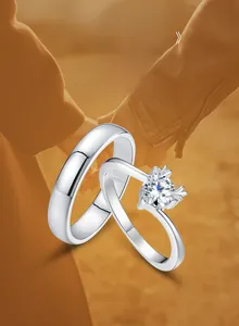 Détail de bagues de couple en argent 925 avec monture en bois de cerf et moissanite