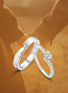 Détail de bagues de couple en argent S925 avec moissanite en cœur et pavé de diamants