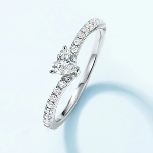 Bague exquise en argent sterling S925 avec moissanite en cœur et pierres latérales