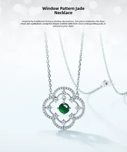 Gros plan détaillé du collier en argent 925 avec motif de fenêtre et pierre de jade