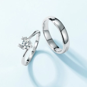 Bagues de couple en argent 925 avec bois de cerf et pierre moissanite sur fond bleu
