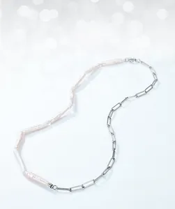 Détail d'un collier de perles longues unique avec une chaîne à maillons rectangulaires