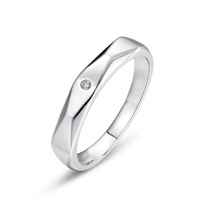 Anello in argento sterling S925 lucido con sfaccettature geometriche e una moissanite centrale
