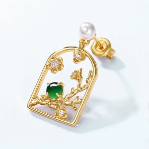 Detail of S925 sterling silver gold-plated earring with green jade and white pearl