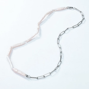 Collier en perles baroques et chaîne trombone argentée avec un fermoir à bascule minimaliste