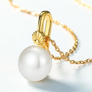Elegante S925 Silberhalskette mit weißem Schalenperlenanhänger und goldener Kette