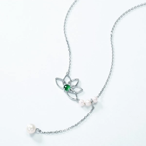 Collier lotus en argent avec pierre verte et perles blanches, style oriental épuré