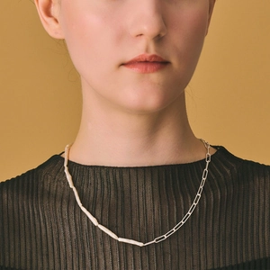 Collier asymétrique en argent S925 avec perles baroques et maillons de trombone fins