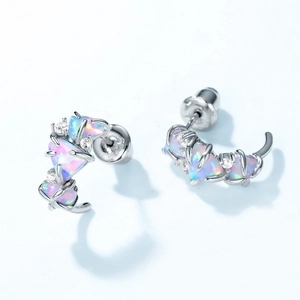 Detail von C-förmigen Silberohrringen mit rosa synthetischem Opal und Strasssteinen