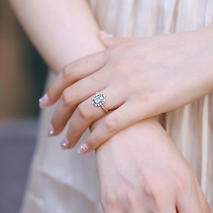 Elegant S925 silver ring with blue topaz and gold plating in a vintage light luxury style