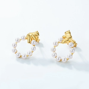 Elegant gold bear earrings with round white pearls in a stylish minimalist design