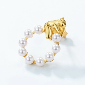 Chic S925 silver bear pearl hoop earring with gold finish and white pearls