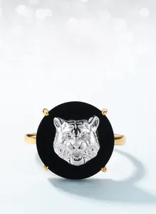 Dettaglio dell'anello in argento con rilievo a testa di tigre su onice nero
