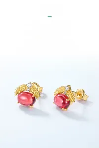 Vue détaillée du poinçon S925 sur des boucles d'oreilles en argent et grenat vintage