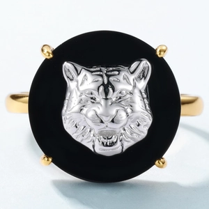 Anello dorato con rilievo di testa di tigre 3D su base circolare in agata nera chic