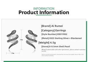 Vue détaillée des boucles d'oreilles serpent en argent S925 avec perle blanche 8mm