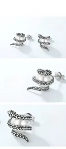 Vue détaillée des boucles d'oreilles serpent en argent S925 avec perle de coquillage