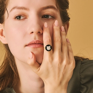 Anello in argento S925 dorato con agata nera e emblema testa di tigre in cristalli