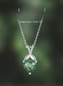 Vue détaillée du pendentif cœur en agate mousse naturelle avec bélière et chaîne en argent