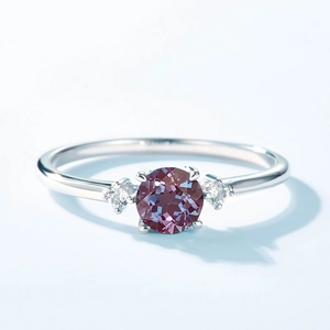 Minimalistischer Alexandrit-Ring mit rundem lila Edelstein und weißen Zirkonia