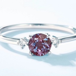 Eleganter Drei-Steine-Alexandrit-Ring mit runden Seitensteinen in silberner Fassung