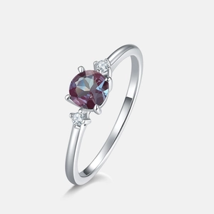 Eleganter geometrischer Alexandrit-Farbwechsel-Ring mit seitlichen Diamant-Akzenten
